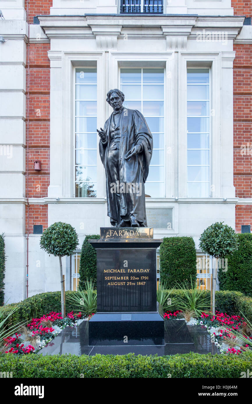 Statue von Michael Faraday des Bildhauers John Foley außerhalb der Institution of Engineering and Technology, London, UK Stockfoto