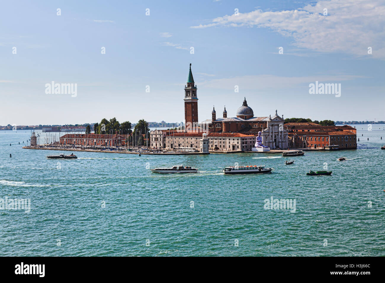 San GIorgio Maggiore Kathedrale Kirche und Kloster auf isolierte Insel von Venedig Republik erhöhten Blick über Kanal auf sonnigen da Stockfoto