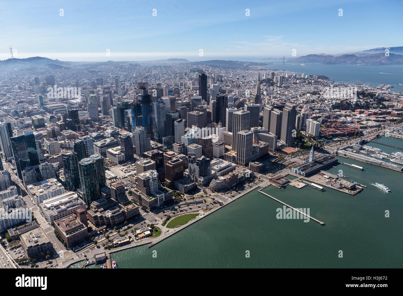 Luftaufnahme der Innenstadt von San Francisco-Gebäude und am Wasser. Stockfoto