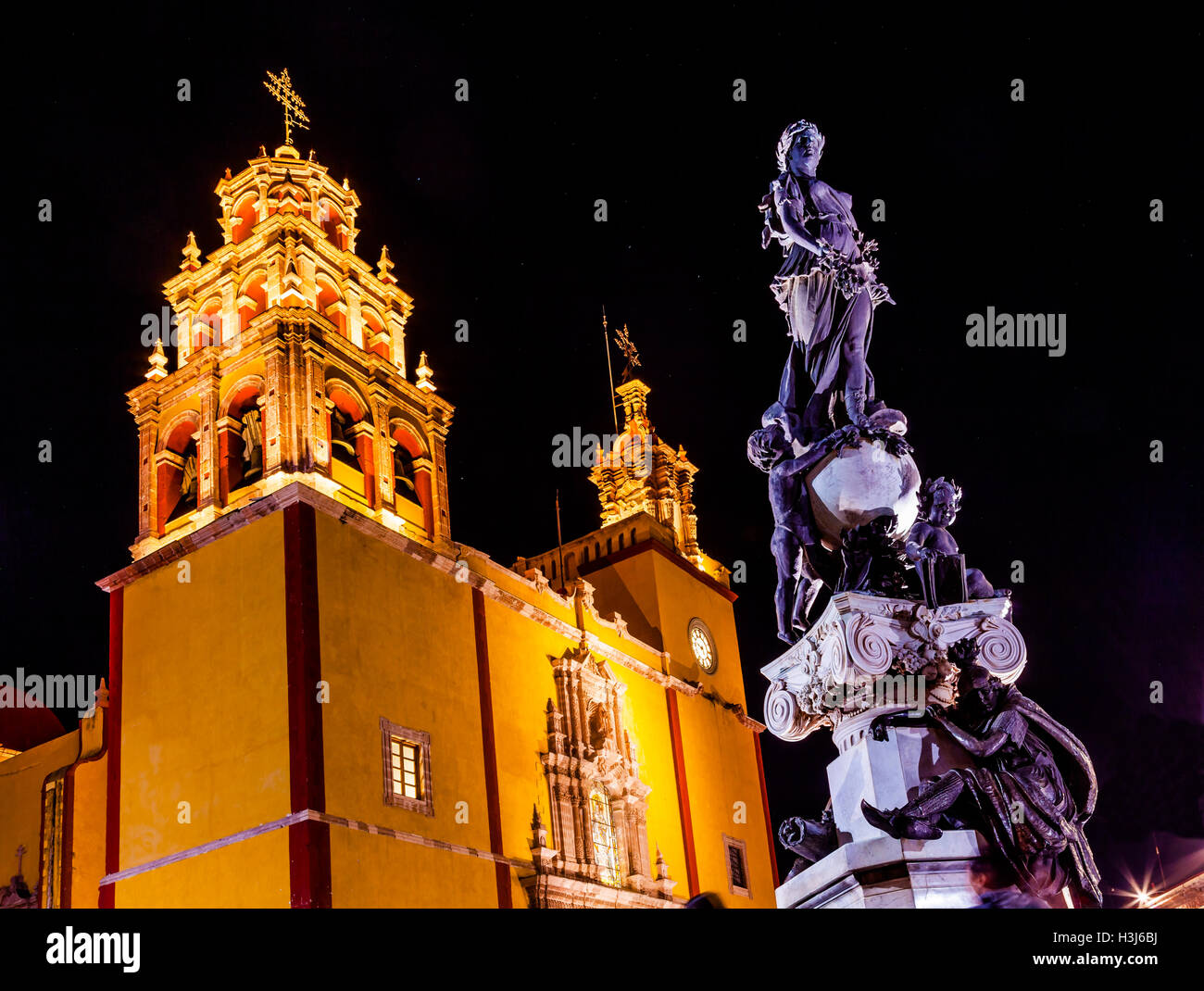 Unsere Liebe Frau von Guanajuato Paz Frieden Statu Nacht Sterne Guanajuato, Mexiko. Hohe Statue gestiftet wurde zur Stadt von Charles V, Heiliger römischer Kaiser Stockfoto