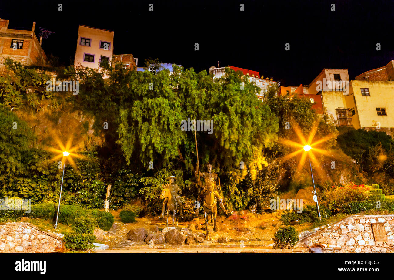 Berühmten Statue des Don Quijote und Sancho Panza Night Plaza Allende in der Nähe von Cervantes Theater Guanajuato, Mexiko. Stockfoto