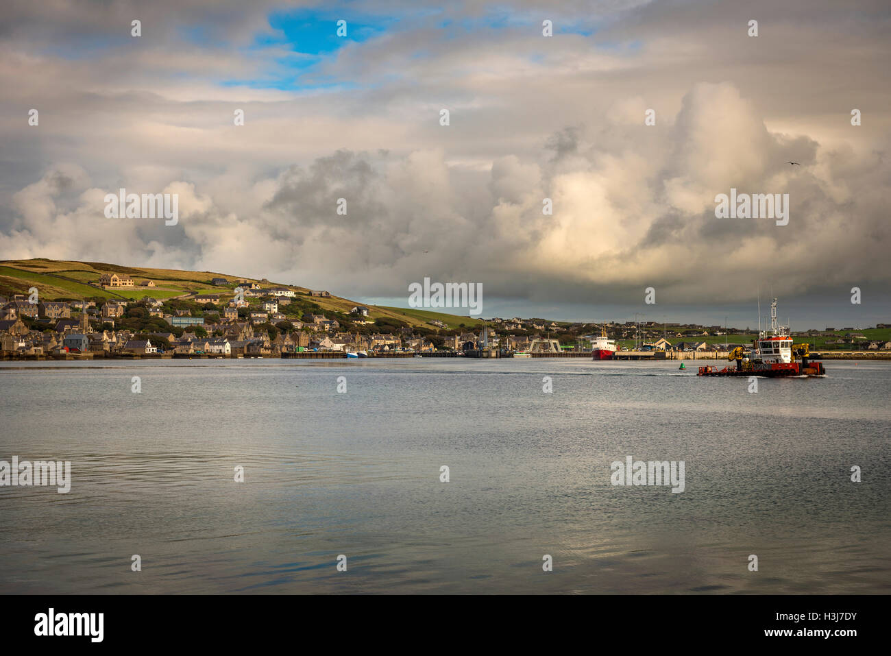 Ein kleines Boot verlässt den Hafen von Stromness, Mainland Orkney, Schottland, UK Stockfoto