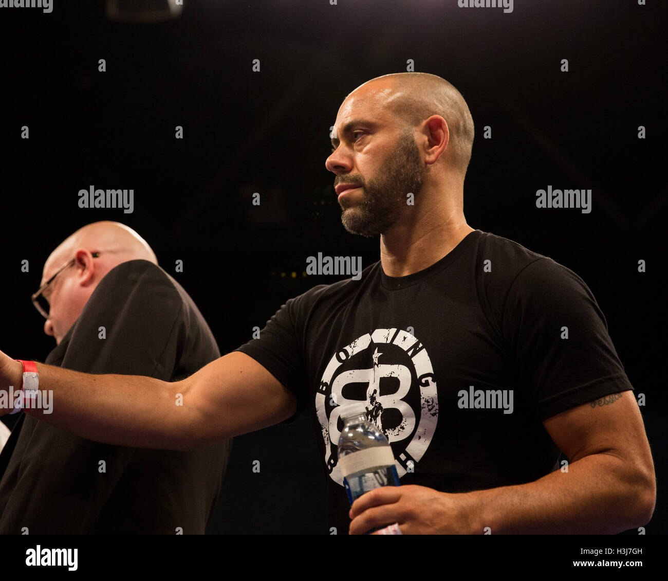 Adam Booth arbeiten die Ecke des Boxers Michell Smith Stockfoto