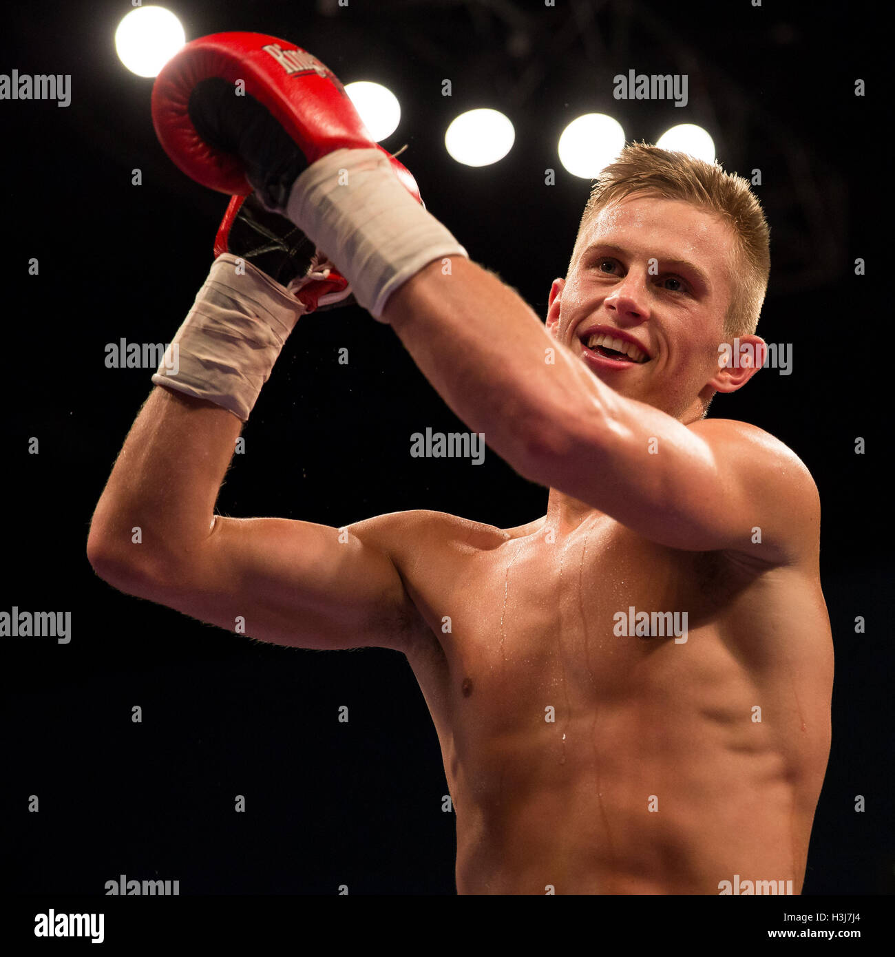 Charlie Driscoll feiert Sieg gegen Matt Seawright in einem Boxkampf Stockfoto