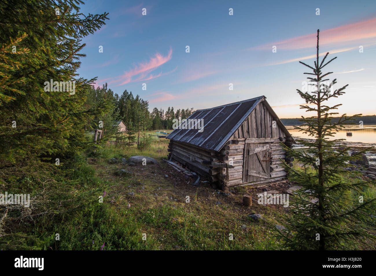 Kleines Dorf Haus in der Nähe des Weißen Meeres bei Sonnenuntergang Stockfoto