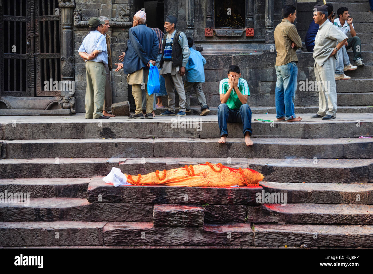 Hinduismus Leben Nach Dem Tod Hinduistische Bestattung im Pashupatinath Tempel, Kathmandu, Nepal