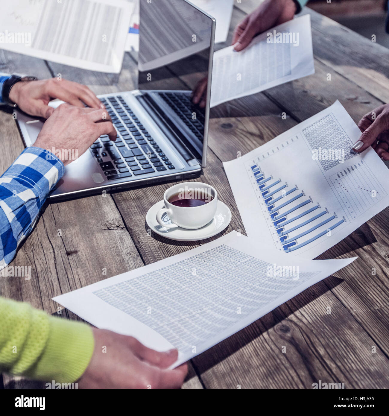 Business-Mann immer Mehrarbeit Frist Konzept Stockfoto