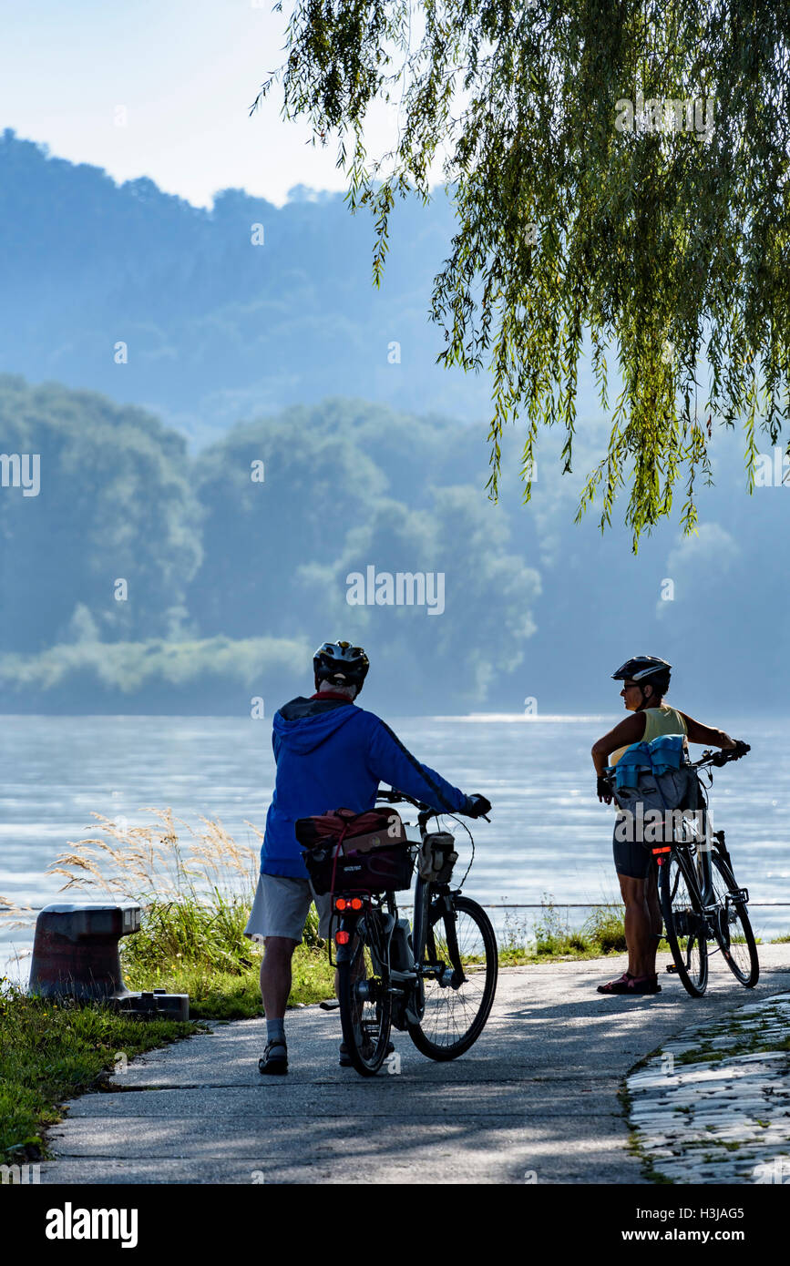 Zwei ältere Radfahrer, Rest durch einen Fluss. Stockfoto