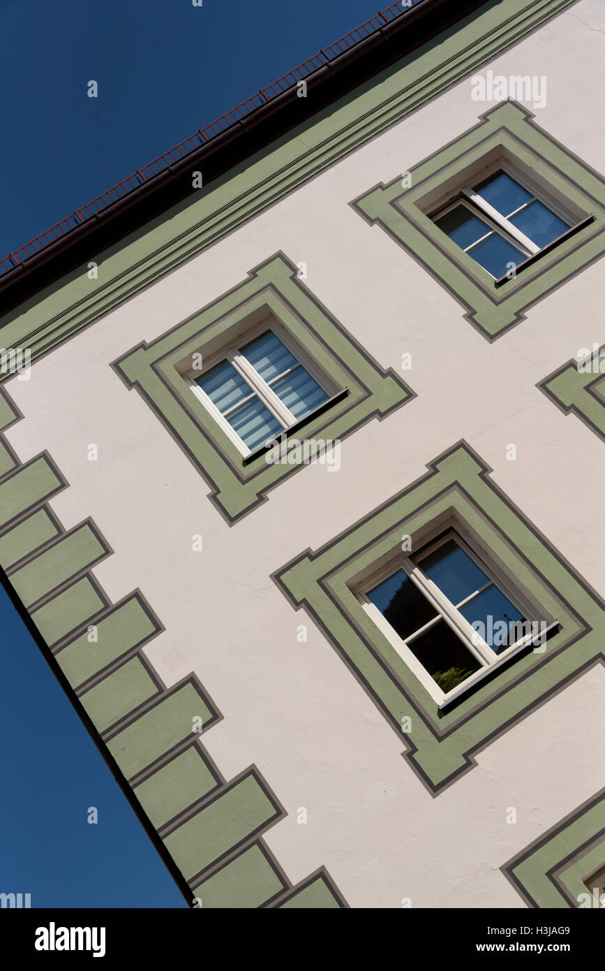 Malte Fensterdetails an einem Gebäude in der alten Stadt Passau, Bayern. Stockfoto