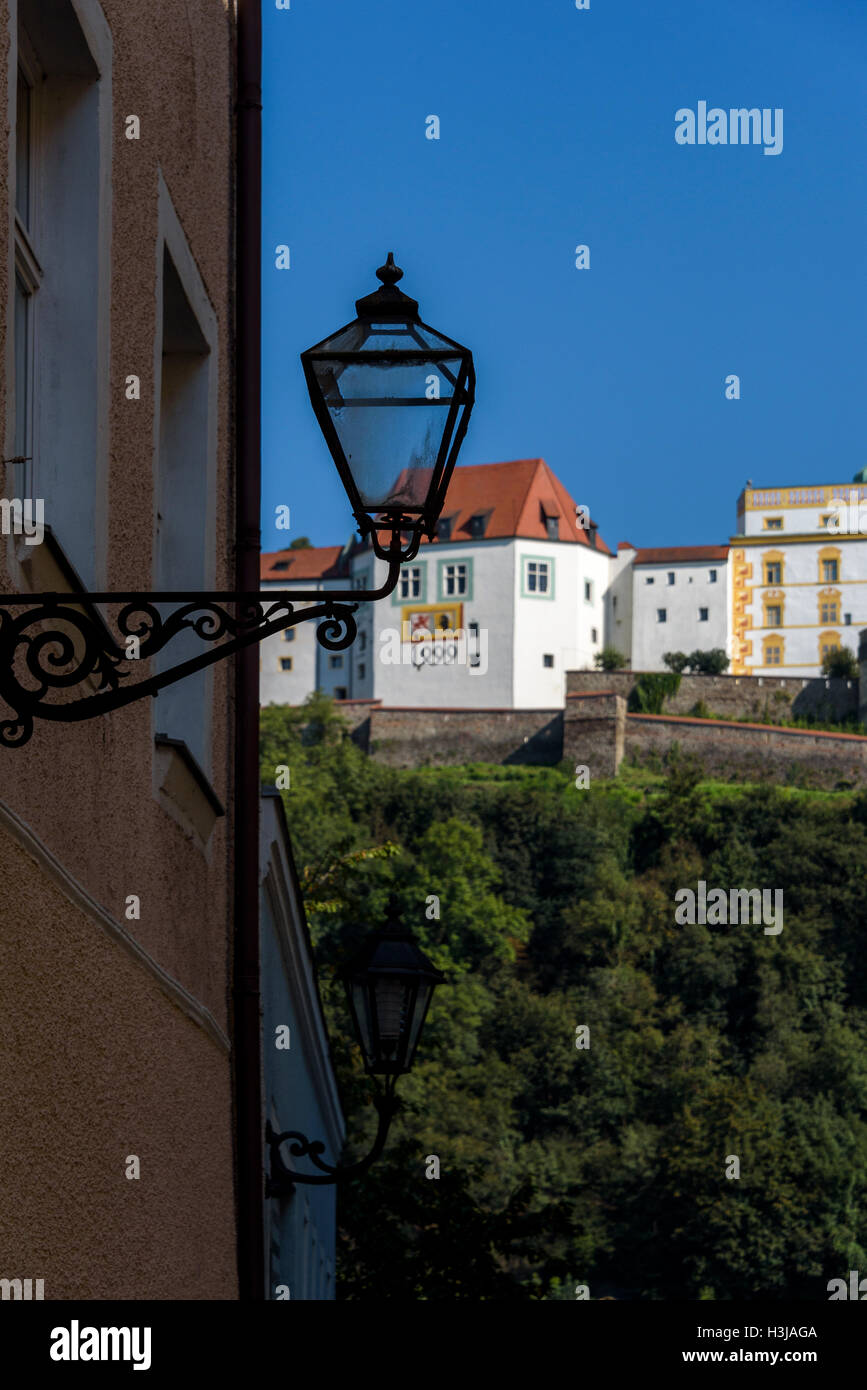 Alten Straßenlaterne mit Veste Oberhaus mit Blick auf die Stadt Passau. Stockfoto