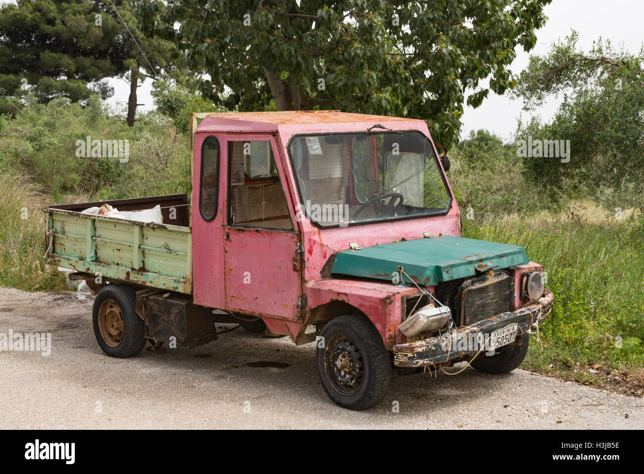 Einen alten griechischen Van hat schon bessere Tage, Kefalonia, Griechenland gesehen. Stockfoto