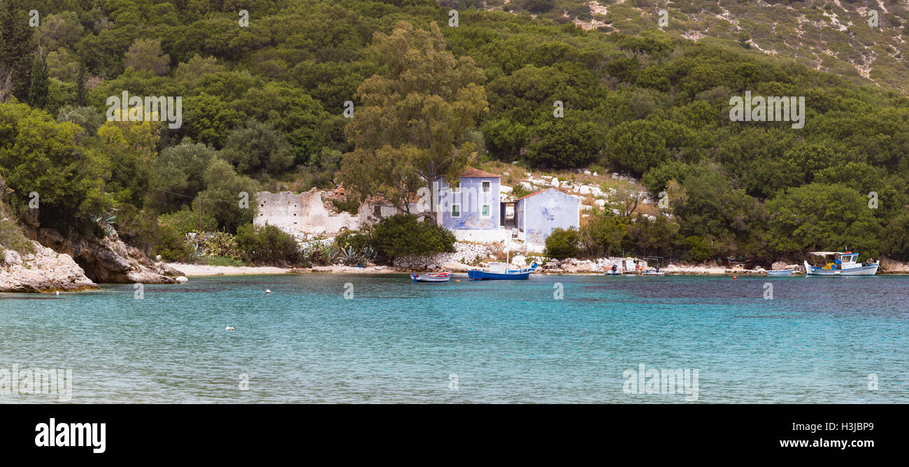 Atheras Strand, umgeben von einer wunderschönen Landschaft von bewaldeten Hügeln und Meer Kefalonia. Stockfoto