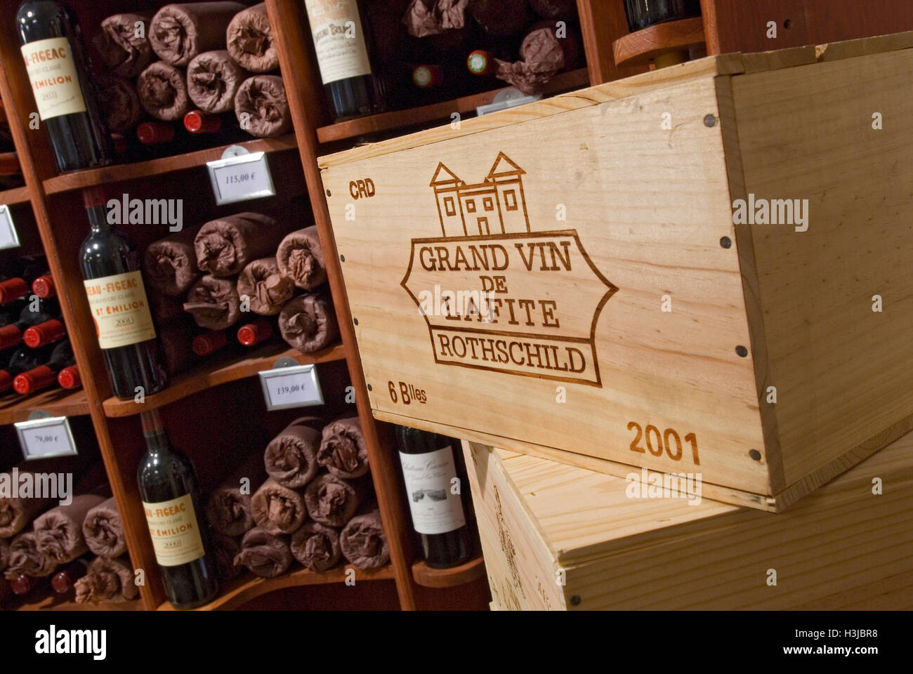 Anzeige in "Bordeaux Classique" Wein-Shop mit Grand Vin de Lafite Rothschild Wein-Box und andere erlesene Weine Saint Emilion Stockfoto