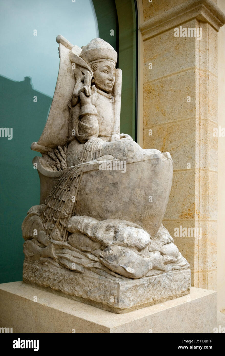 Chateau Petrus renovierten Fassade mit Nahaufnahme auf Peter der Apostel Statue Boot und Angeln net Pomerol Gironde Frankreich Stockfoto