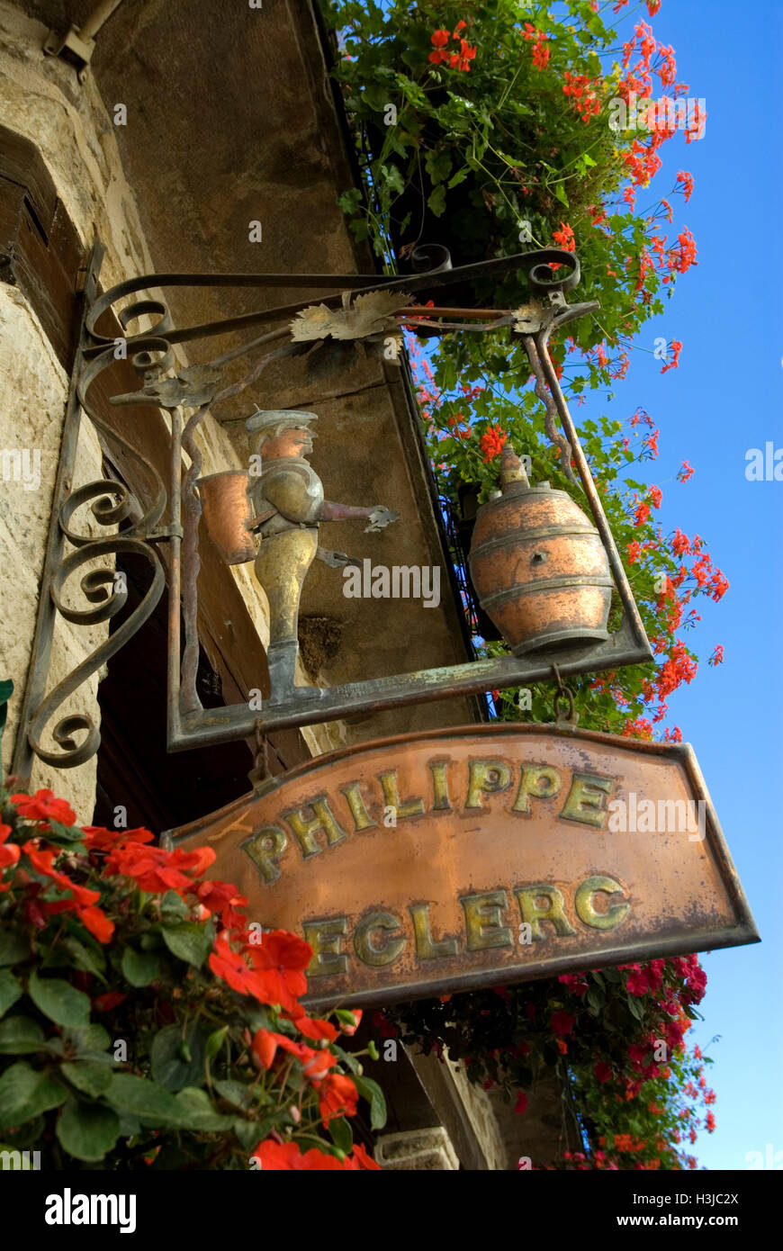 Gevrey-Chambertin Weingut Keller Metall Zeichen von Harvester und Fass außerhalb der Weinkellerei von Philippe Leclerc Gevrey-Chambertin Cote d'Or Frankreich Stockfoto