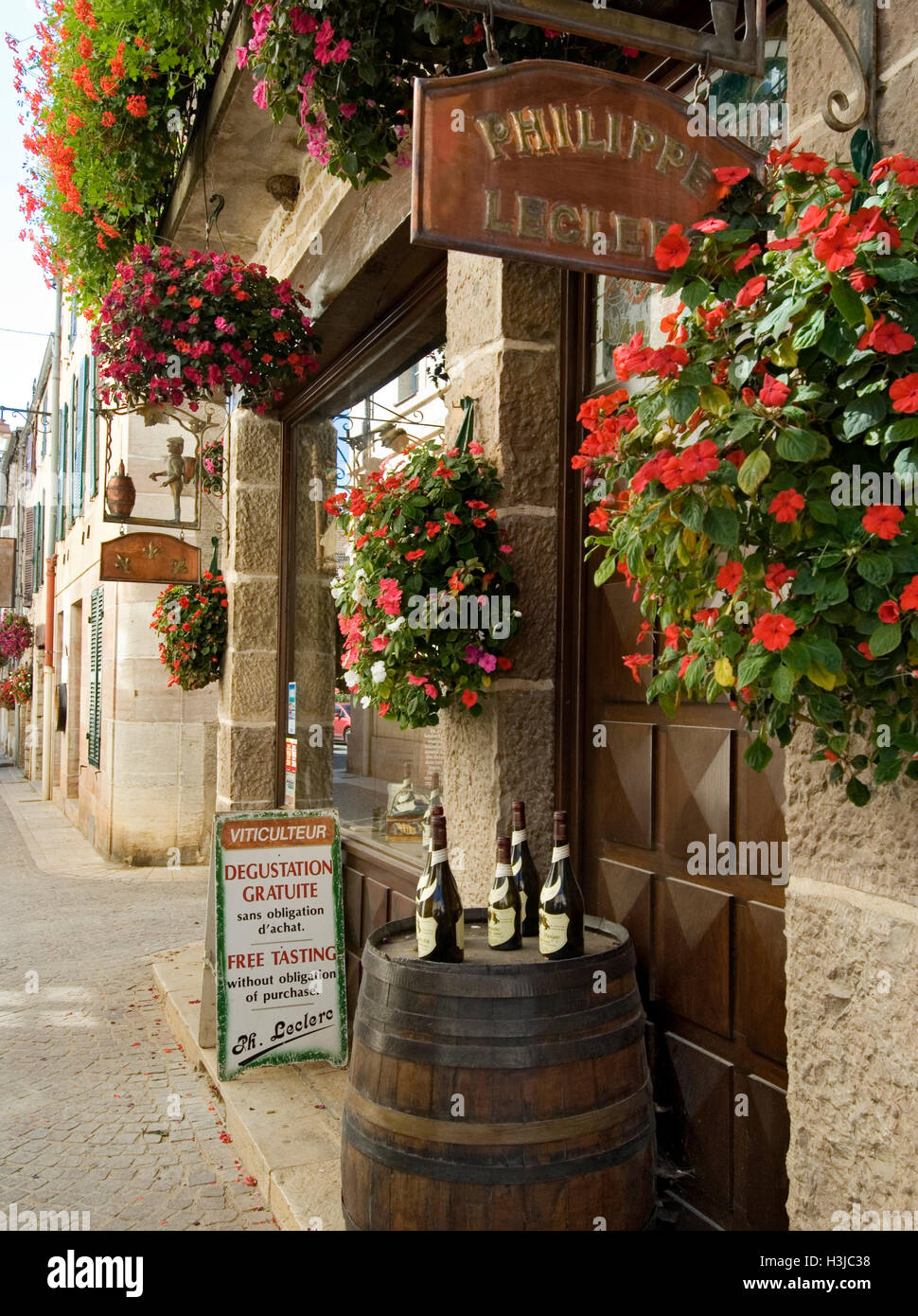 Fass und Flaschen mit Blumen laden kostenlose Weinprobe im Weingut von Philippe Leclerc, Gevrey-Chambertin, Cote d ' or, Frankreich Stockfoto
