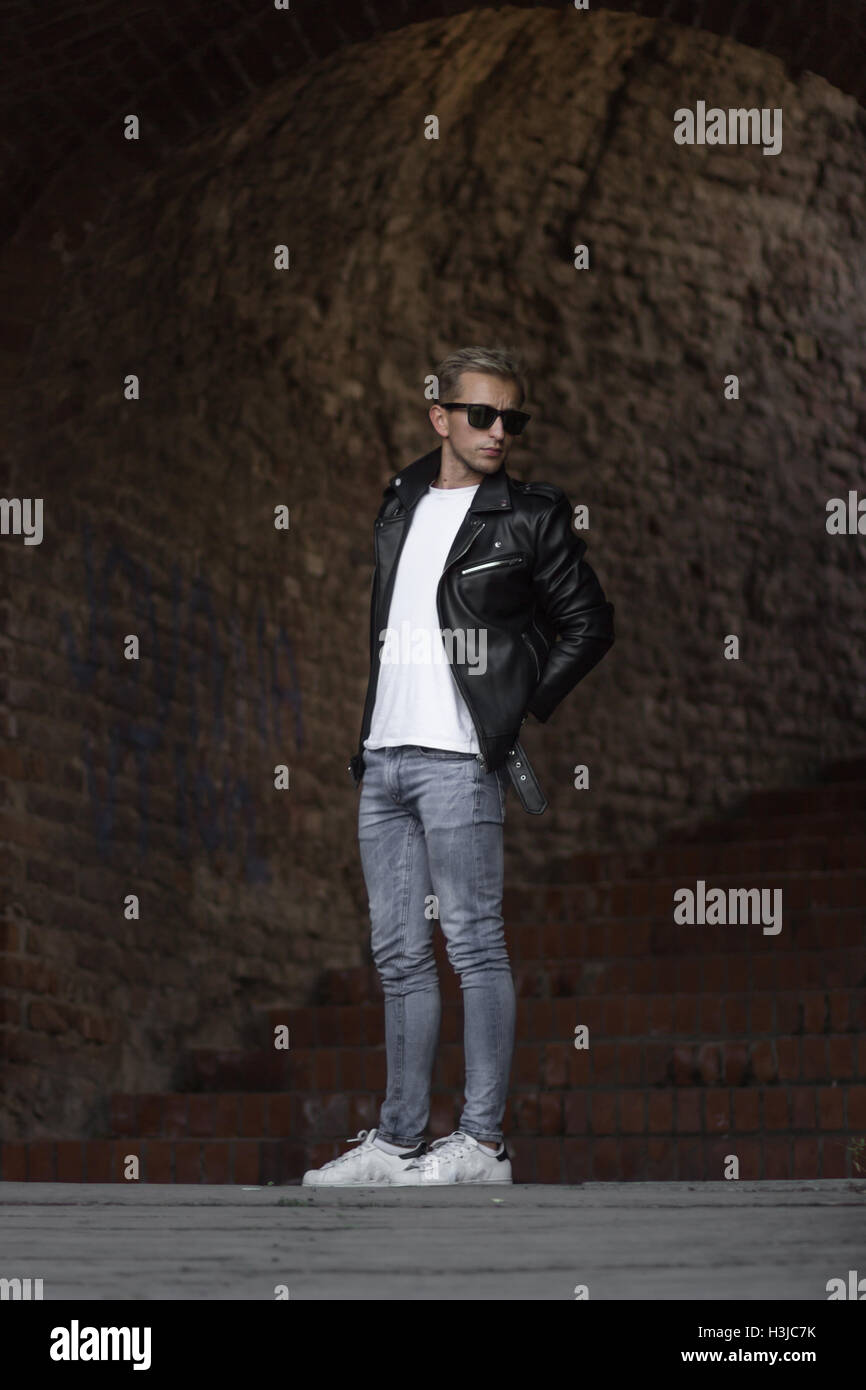 Cooles Posen junger Mann Mode Leder Jacke Freizeitkleidung jeans Stockfoto