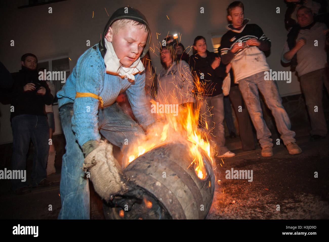 Bei schon St Mary Teer Fass rollenden Event, Devon, England, UK, Europa. Stockfoto