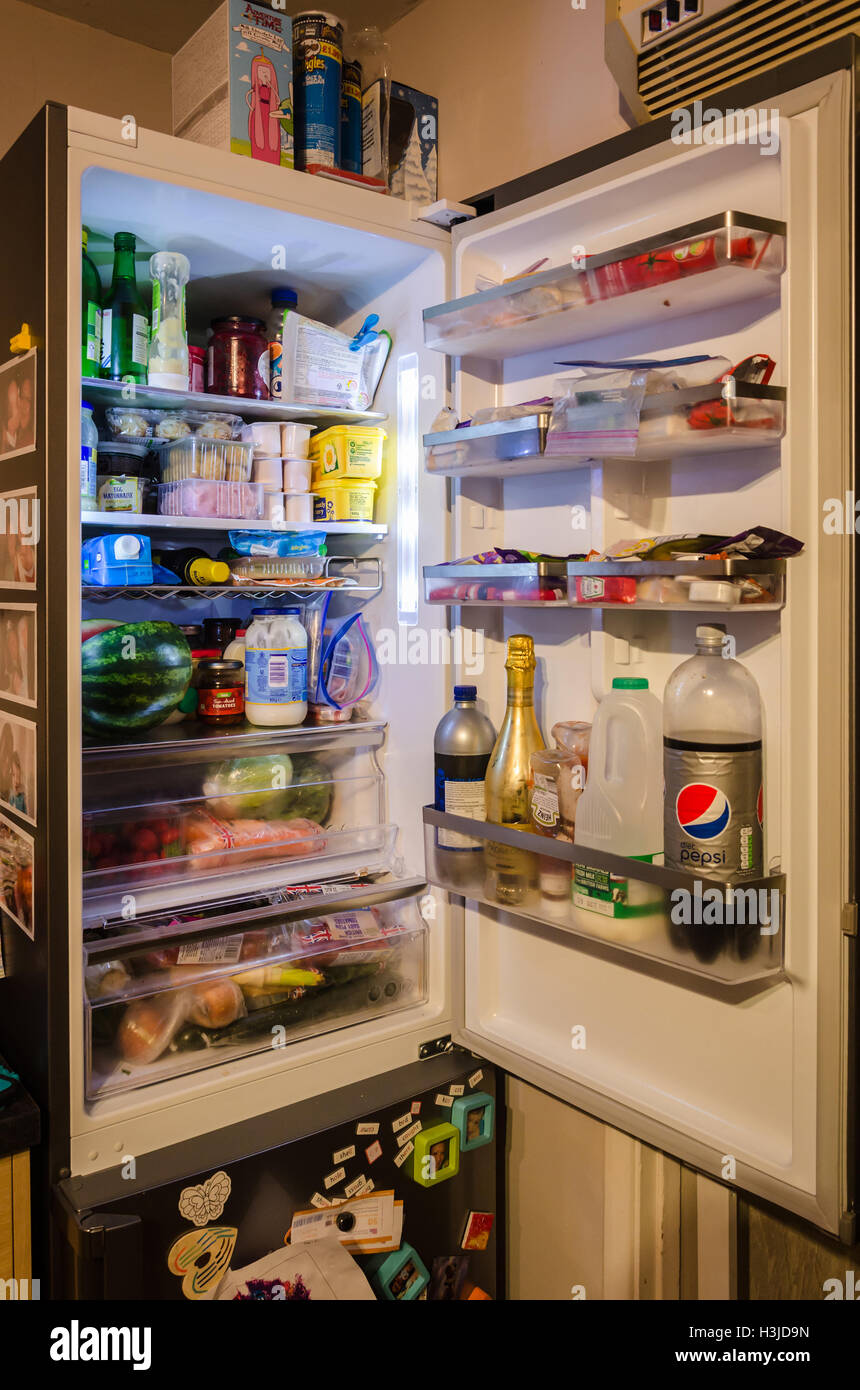 Ein Kühlschrank voller Lebensmittel. Stockfoto