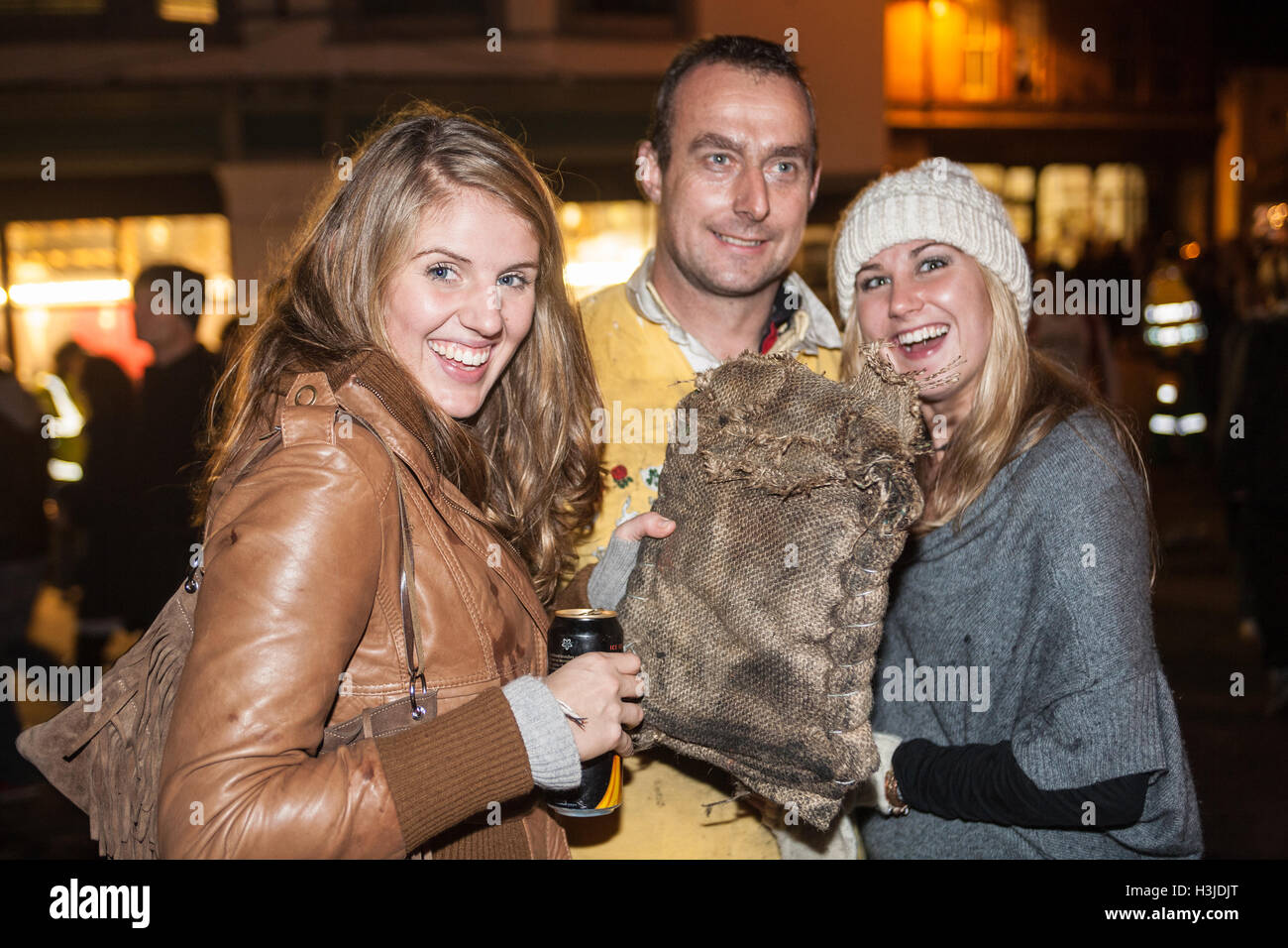 Bei schon St Mary Teer Fass rollenden Event, Devon, England, UK, Europa. Stockfoto