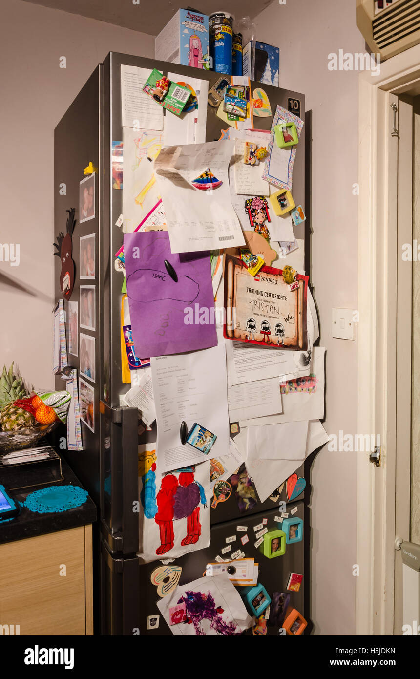Ein Kühlschrank abgedeckt im Kühlschrank-Magnete, Notizen, Grafiken und Erinnerungen. Stockfoto
