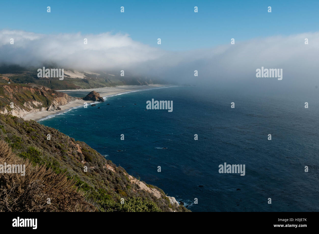 Wolken über pazifische Küstenstraße, in der Nähe von Monterey, Kalifornien, USA Stockfoto