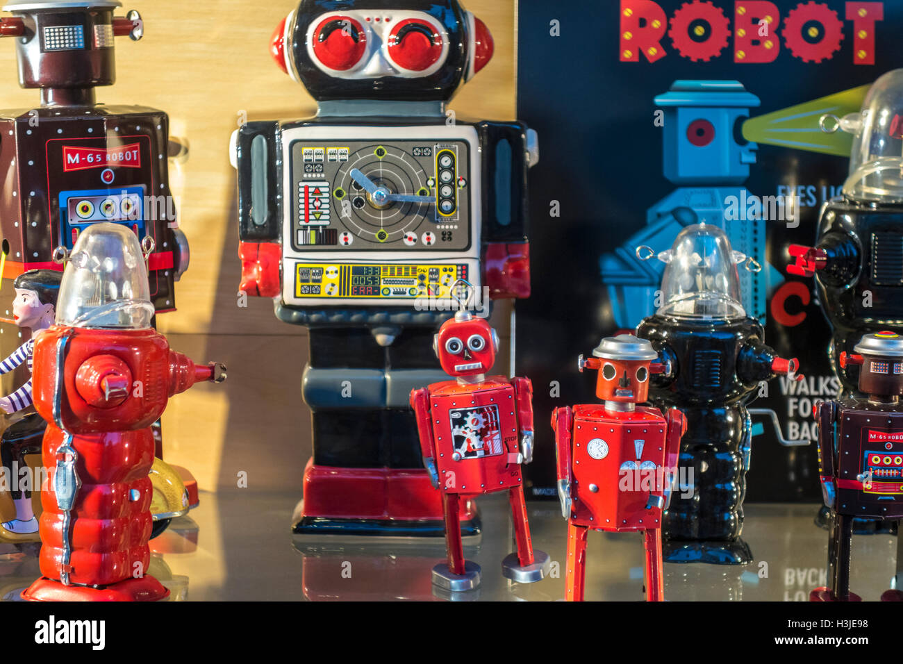 Gruppe von Retro Roboter Spielzeug. Vintage Blech Roboter auf dem Display. Stockfoto