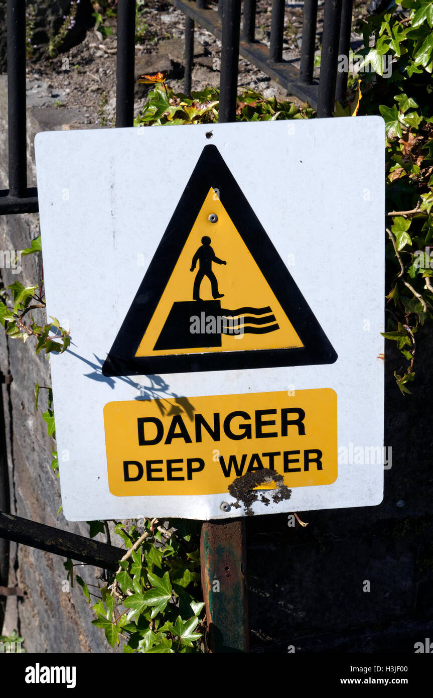 Gefahr Tiefenwasser Warnzeichen. Stockfoto