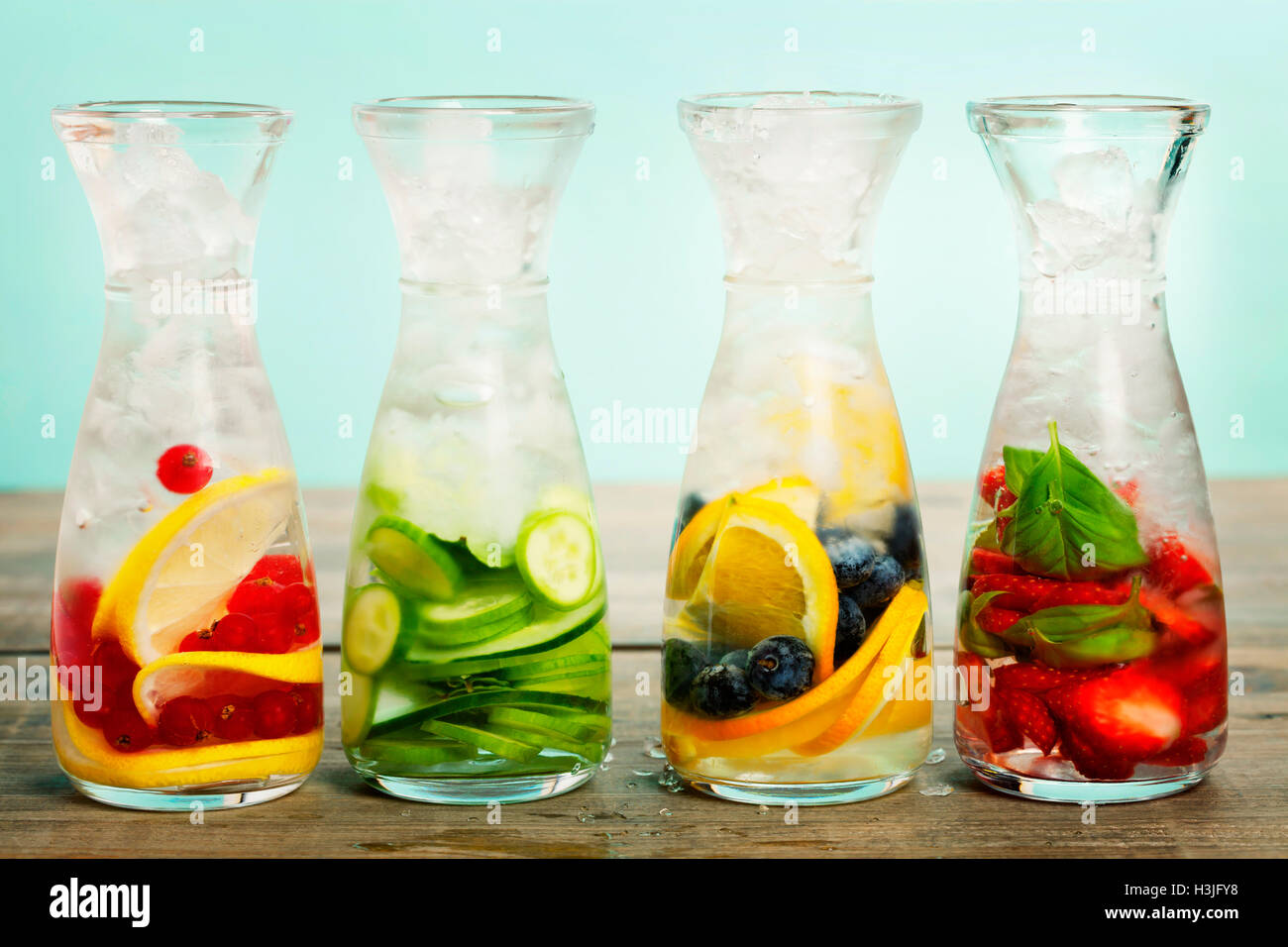 Detox Früchten aromatisiertes Wasser hineingegossen. Erfrischende hausgemachte Sommercocktail Stockfoto