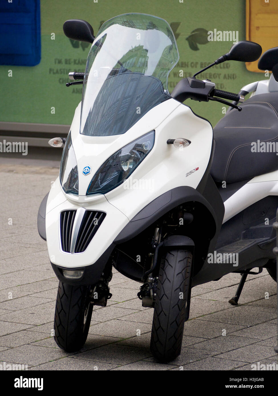 Piaggio MP3 Dreirad-Motorrad-Roller, die mit einem Auto Führerschein  verwendet werden kann. Köln, Deutschland Stockfotografie - Alamy