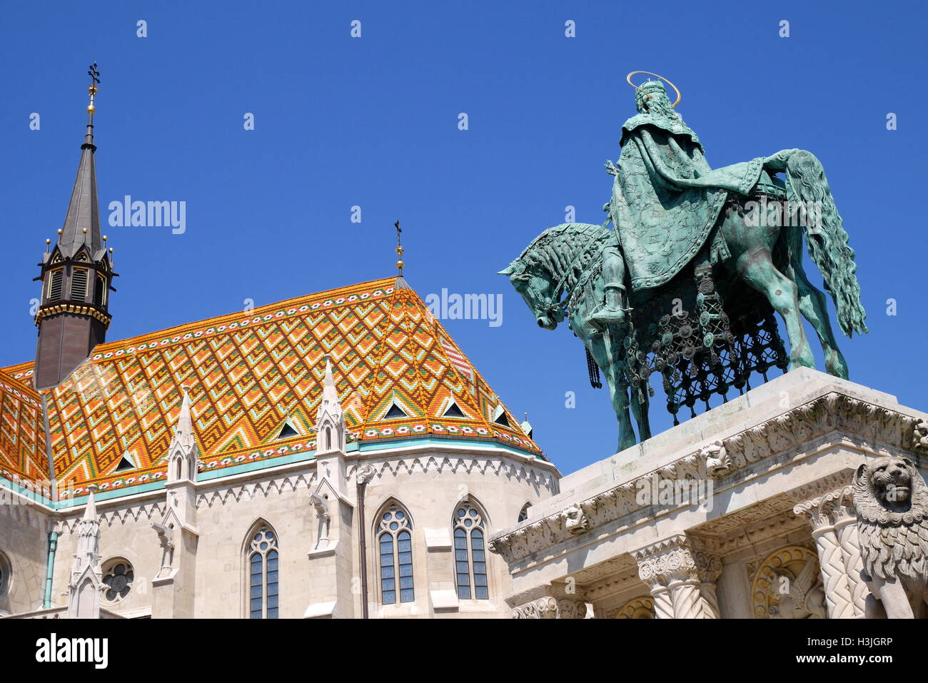 Reiterstatue von St Stephen, auf dem Burgberg, mit der Matthias Kirche im Hintergrund, Budapest, Ungarn Stockfoto