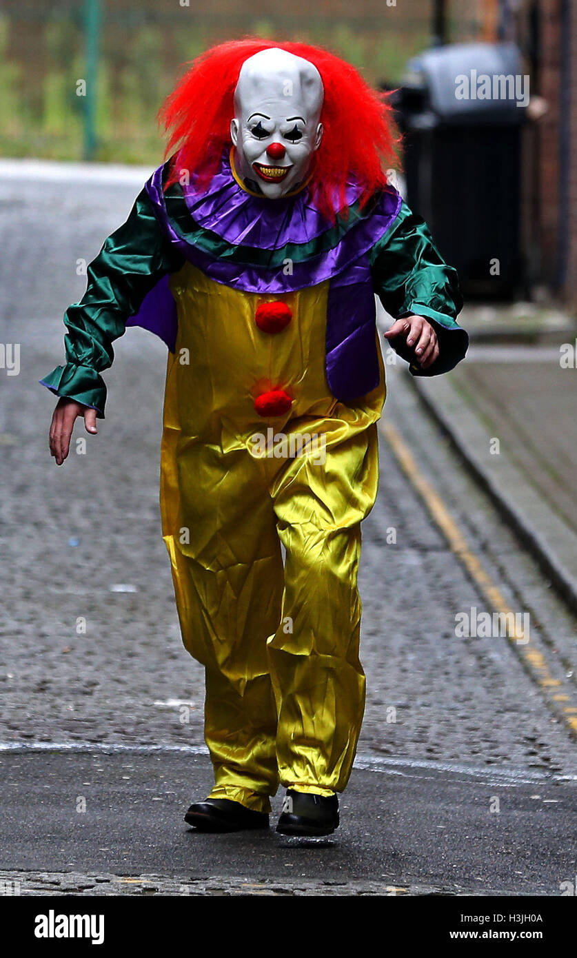 GESTELLT von Modell eine Person in einem Clownskostüm in einer Straße in  Liverpool. Die 