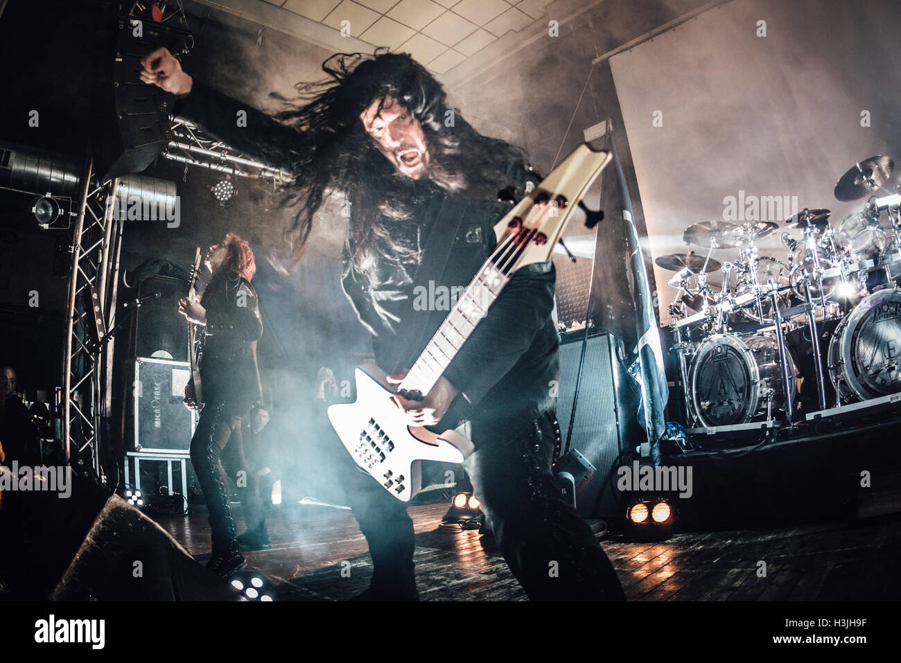 Moncalieri, Italien. 15. Mai 2015. Arch Enemy, die live auf der Bühne der Audiodrome Live-Club für ihre 'Ewige Krieg' Tour 2015. Erzfeind ist eine schwedische melodic-Death-Metal-Band, ursprünglich eine Supergruppe von Halmstad, 1996 gegründet. © Alessandro Bosio/Pacific Press/Alamy Live-Nachrichten Stockfoto