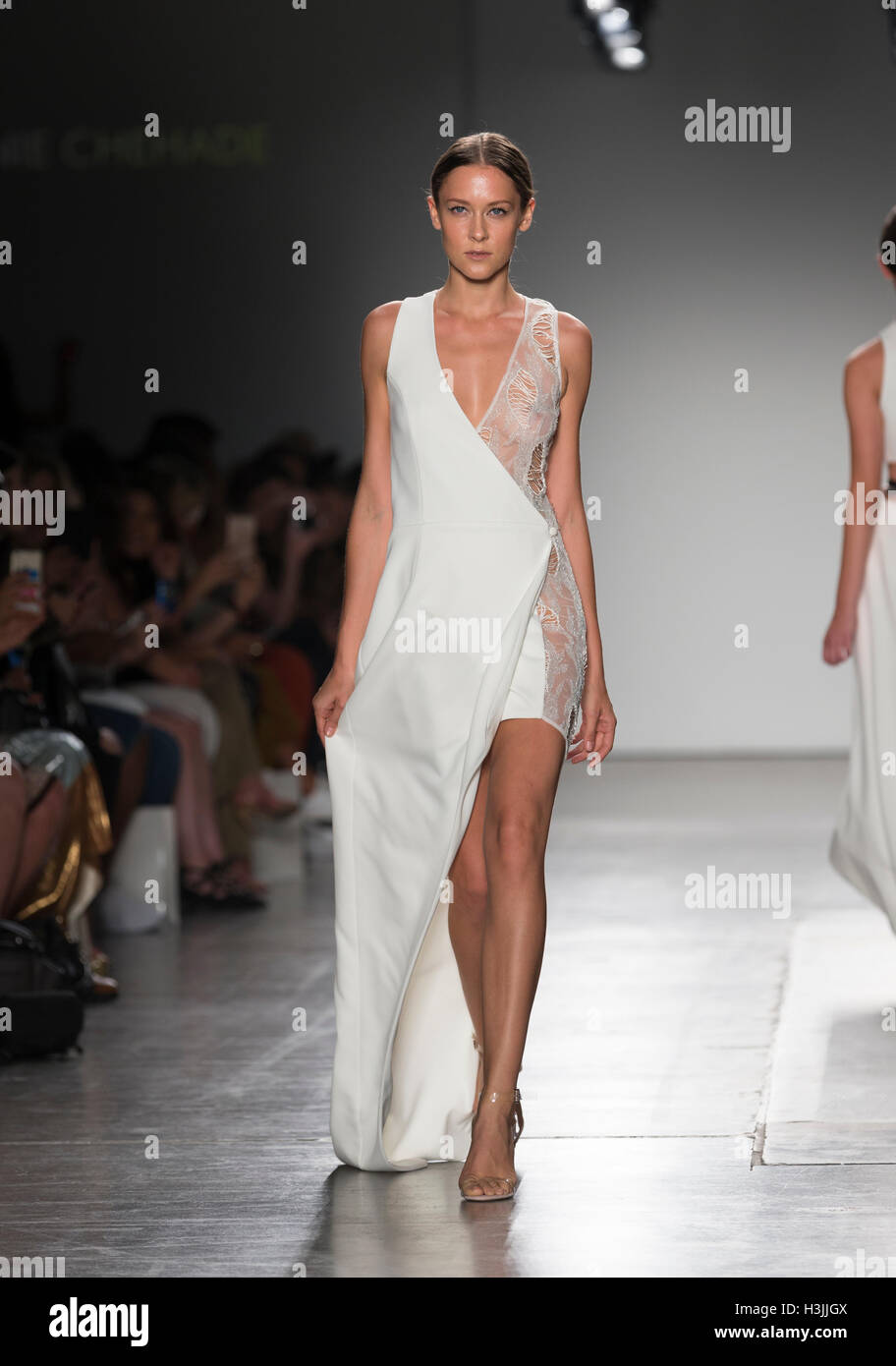 New York, NY USA - 8. September 2016: Modell Spaziergänge Start-und Landebahn für australische Palette Kollektion von Stephanie Chehade während der New York fashion Woche Frühling/Sommer 2017 am Pier 59 Stockfoto