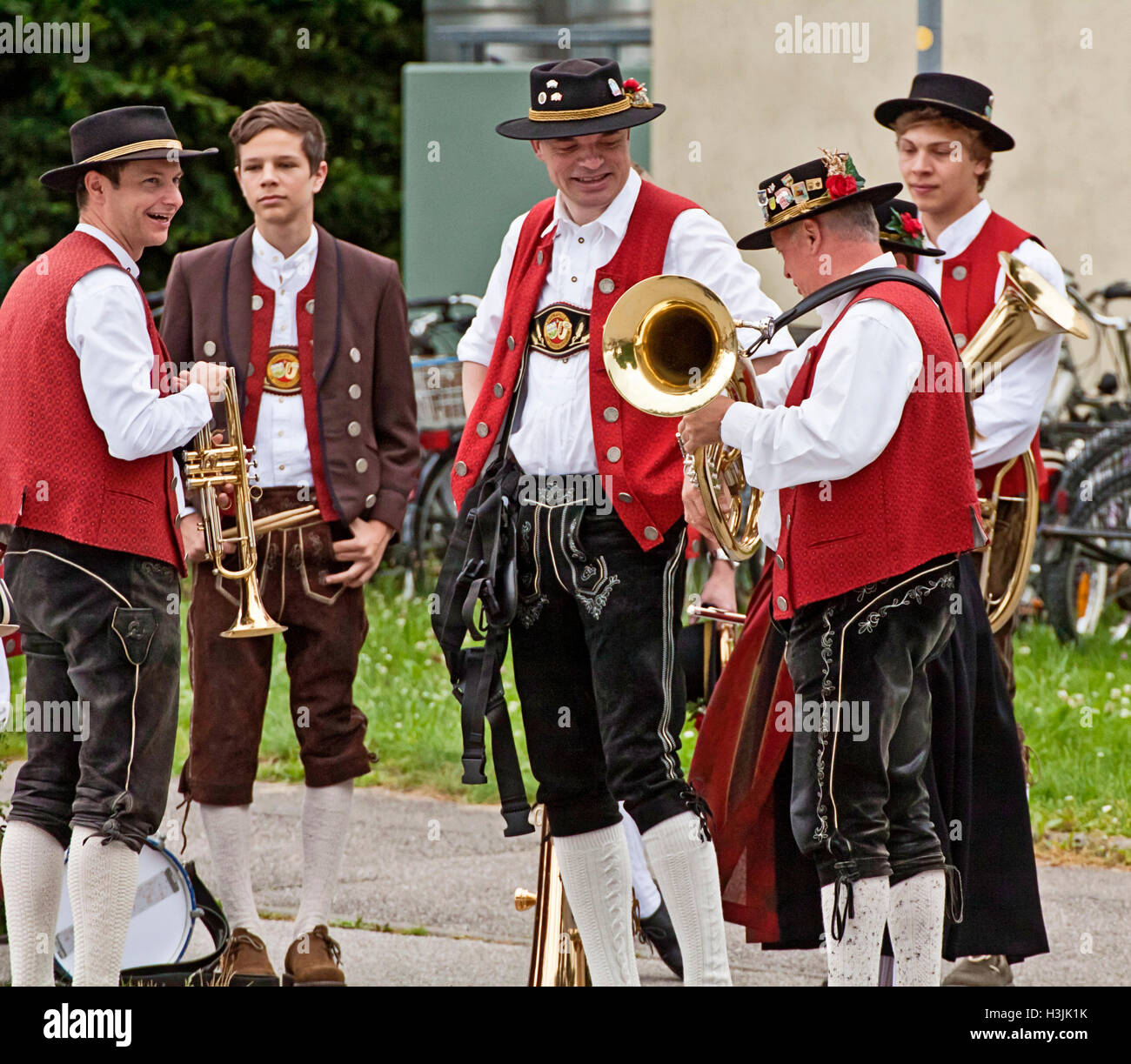 Garching, Deutschland. 3. Juli, 2016.Band in bayrischer Tracht auf dem traditionellen Umzug der Vereine, Bands und Vereine in Garchin Stockfoto