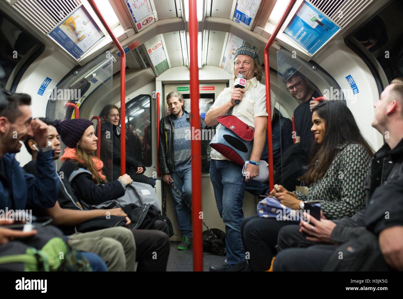 Der Komiker Tony Law (Mitte rechts) tritt in der Londoner U-Bahn auf, in Zusammenarbeit mit lastminute.com, um #ComedyLine, eine Reihe spontaner Stand-up-Auftritte, zu lancieren, um die bevorstehenden Edinburgh Comedy Award Shows am 17., 24. Und 31. Oktober im Lyric Theatre zu feiern. Shepherds Bush, London. Stockfoto