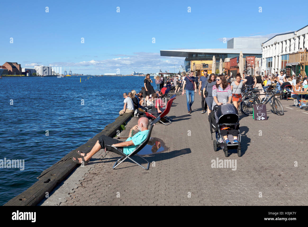 Leute genießen Sommer an der Waterfront auf Papirøen, Papier Insel, außerhalb der neuen Street Food Restaurant, Christianshavn. Kopenhagener Straße Essen. Stockfoto