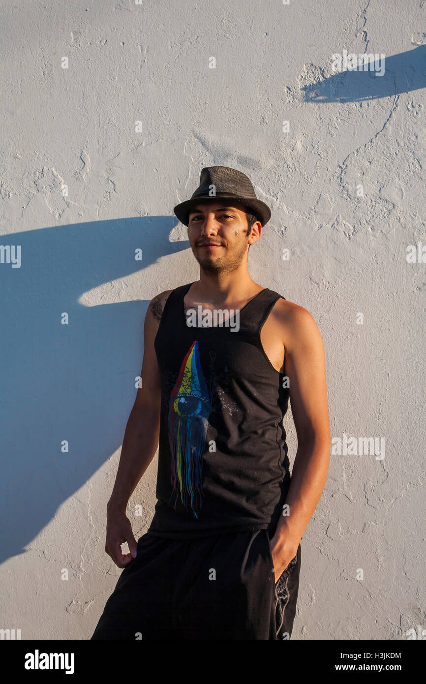 Modisch junger Mann mit schwarzem Hut Stockfoto