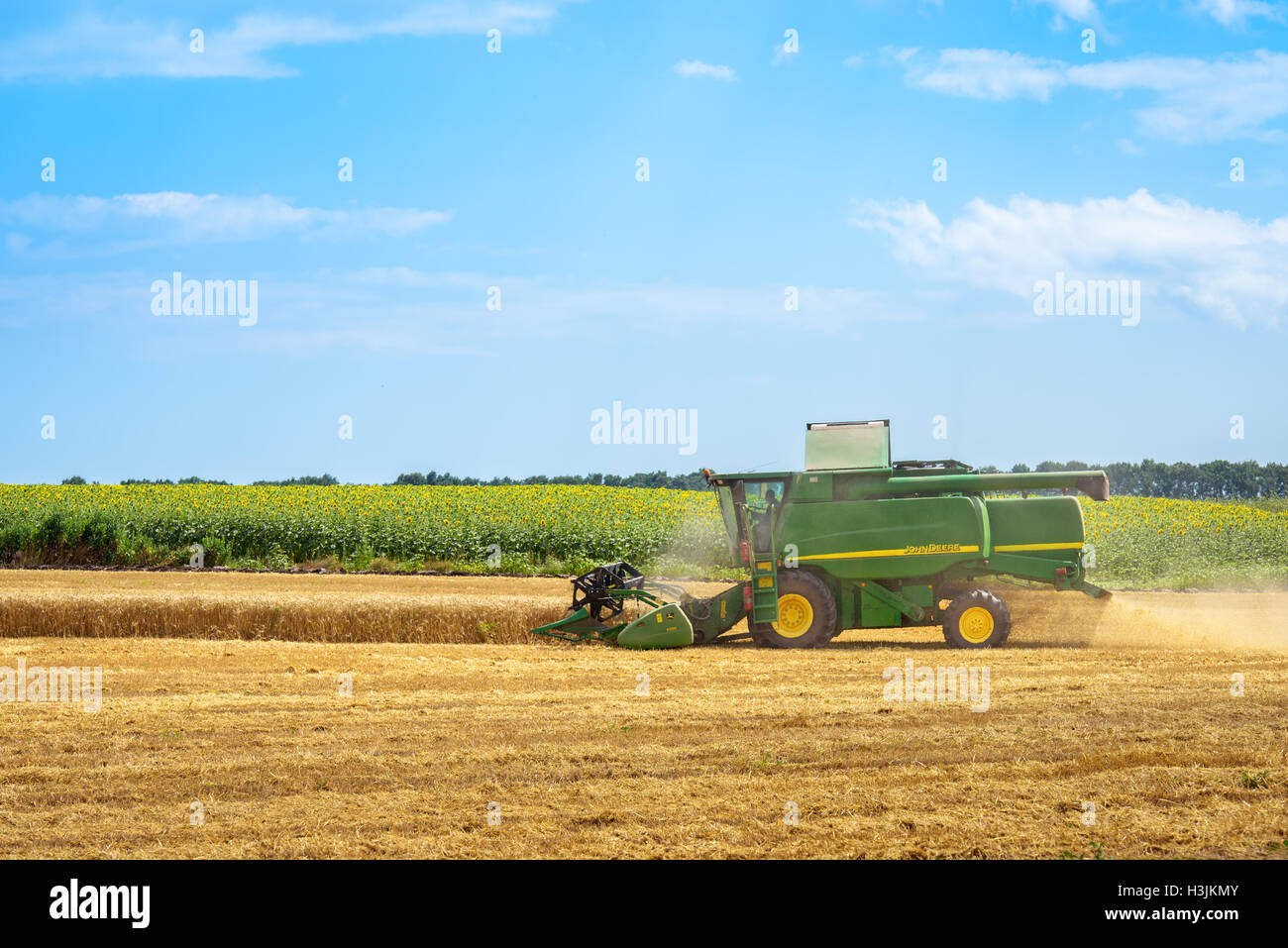 Dobrich, Bulgarien - Juli 08: Moderne John Deere Mähdrescher ernten Getreide im Feld in der Nähe der Stadt Dobrich, Bulgarien Juli 08, 20 Stockfoto