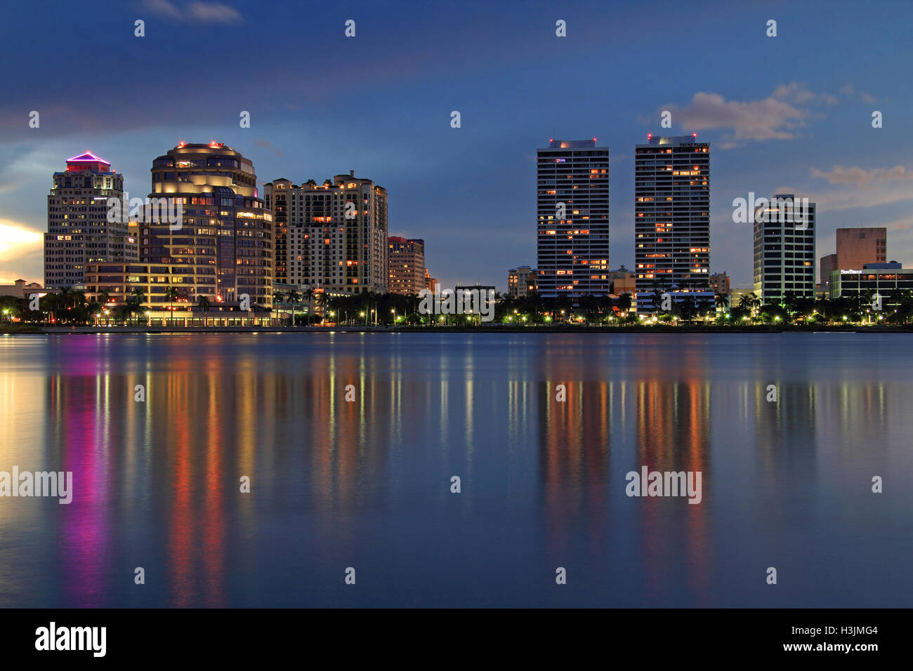 Blick auf die Skyline von West Palm Beach aus Palm Beach, Florida Stockfoto
