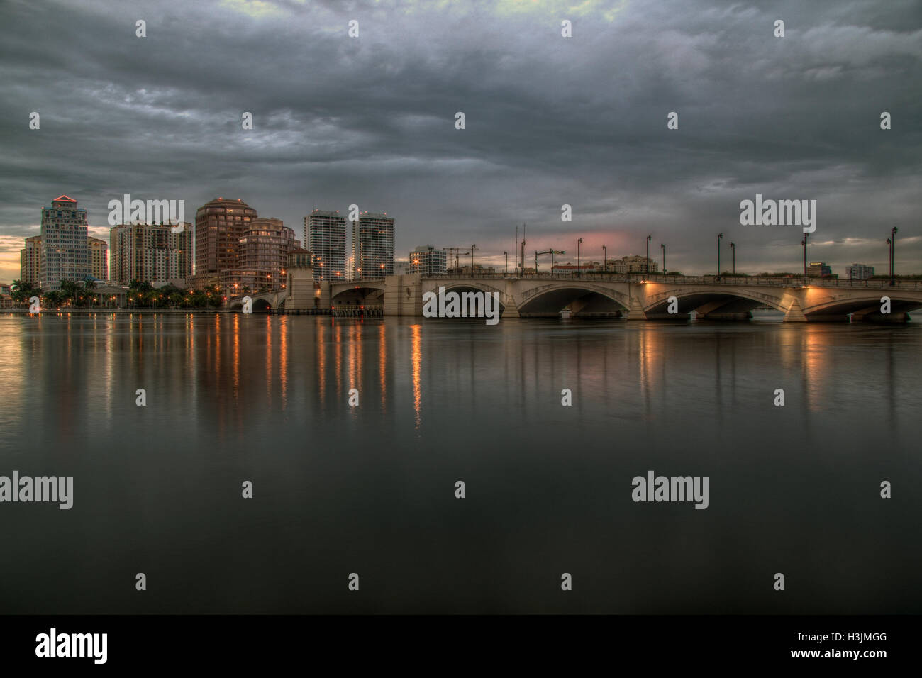 Blick auf die Skyline von West Palm Beach aus Palm Beach, Florida Stockfoto