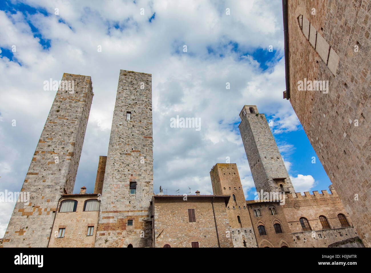 Blick auf alte steinerne Türme in San Gimignano in der Toskana, Italien Stockfoto