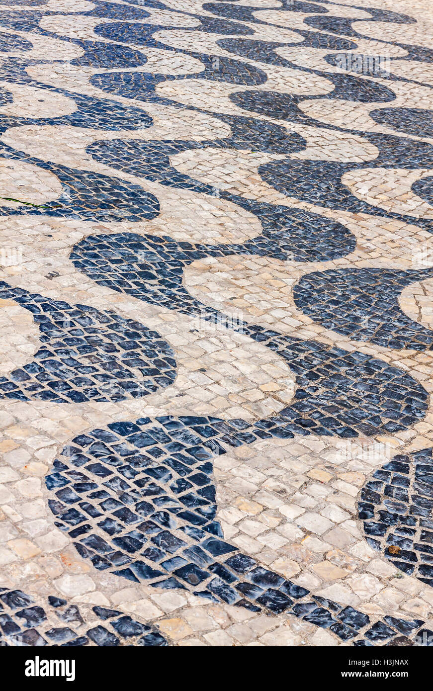 Schwarz Weiss Gemusterten Fliesen In Stadt Lissabon Portugal Stockfotografie Alamy