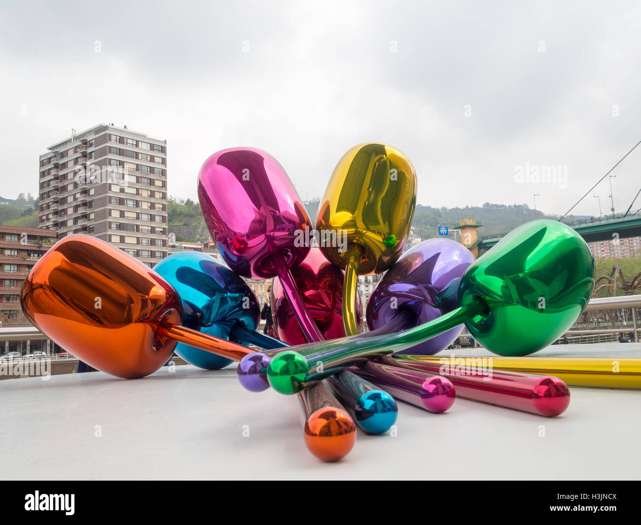 Tulpen von Jeff Koons außerhalb Guggenheim Museum Bilbao Stockfoto