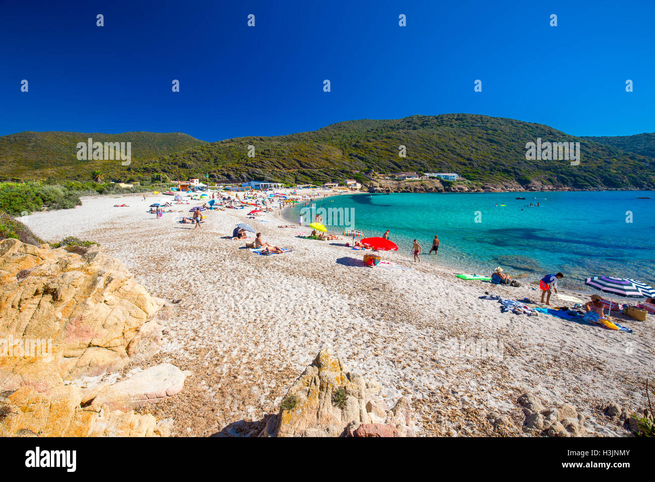 Menschen, die genießen des sonnigen Wetter auf Petit Capo Sandstrand mit rote Felsen in der Nähe von Ajaccio, Korsika, Europa. Stockfoto