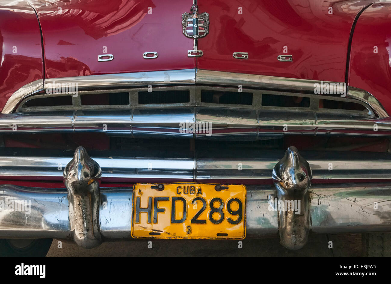Kfz-Kennzeichen und Motorhaube des klassischen amerikanischen 1950er Jahre Dodge Auto, Havanna, Kuba Stockfoto