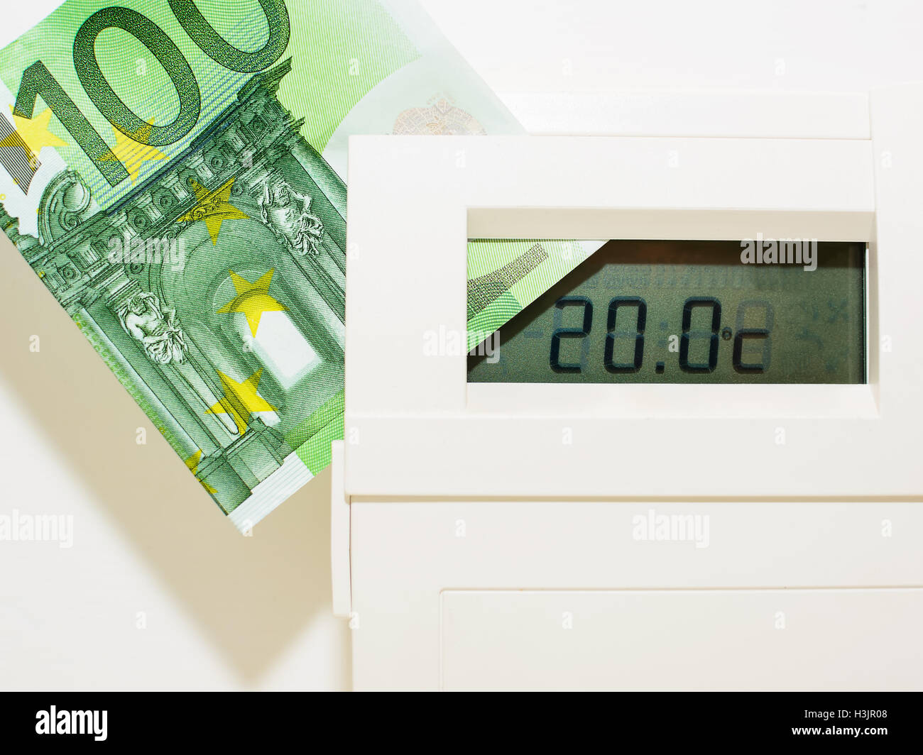 Konzept-Thermostat und Banknote zum Heizen teuer Stockfoto