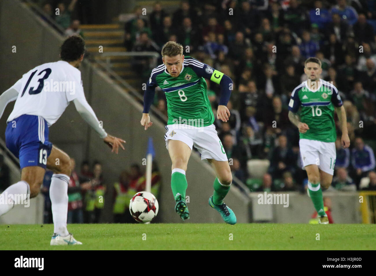 Fußball-Stadion, Belfast, Nordirland. 8. Oktober 2016. Welt Cup-Qualifikation - Gruppe C - Nordirland 4 sanmarino 0. Nordirland-Kapitän Steven Davis führt ein weiterer Angriff. Stockfoto