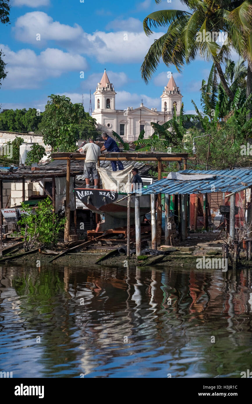 Boot-Hütten am Rio Yumuri Fluss, unterstützt von Iglesia de San Pedro Apostol Church, Matanzas, Kuba Stockfoto