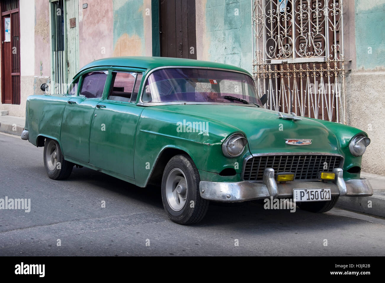 Kubanische 1950er Jahre amerikanische Chevrolet Auto in den Gassen von Matanzas, Matanzas, Kuba Stockfoto